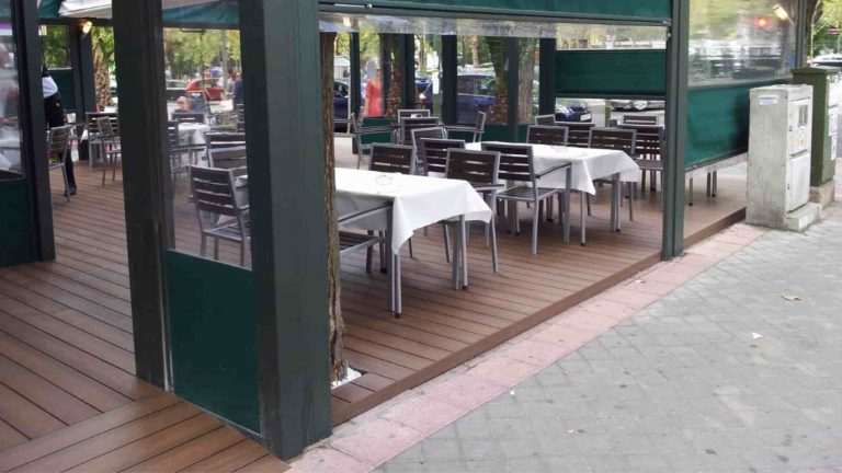 tarima exterior sintetica deckron en terraza de restaurante