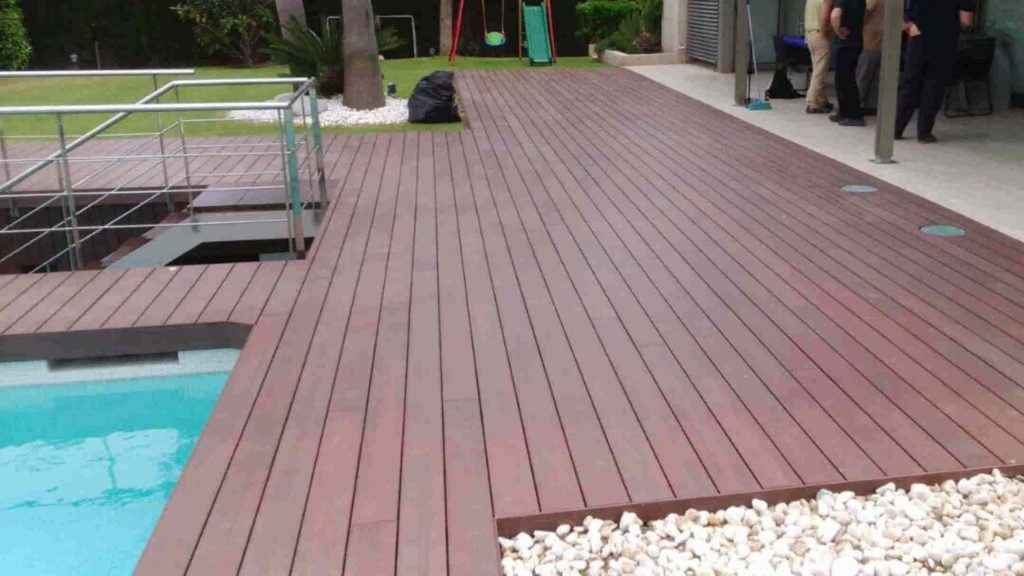 Tarima sintética de exterior encapsulada en terraza y piscina