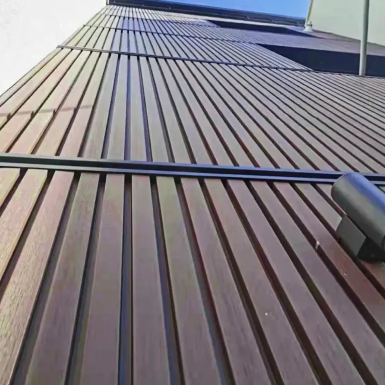 Fachada revestida con panel 3d decorativo color Ipe