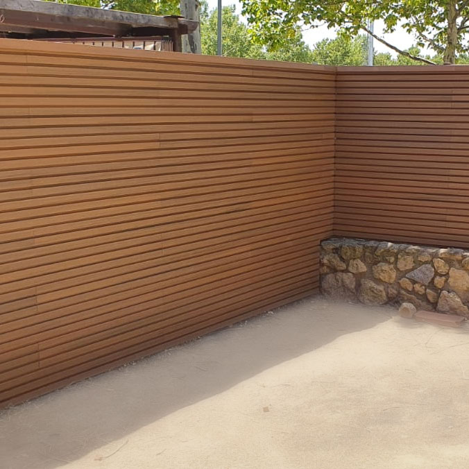 Valla de paneles 3d decorativos en color Teka en disposición horizontal