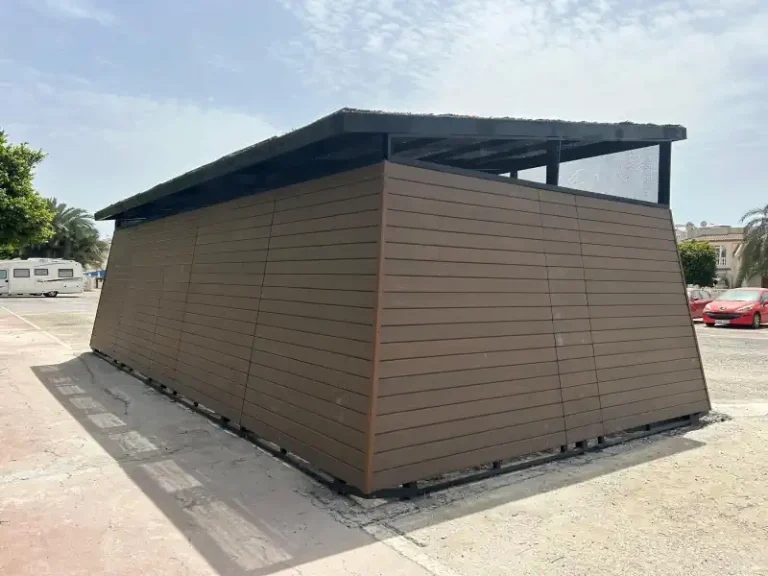 Panel liso sencillo de exteriro color IPE como revestimiento de instalación en zona de playa