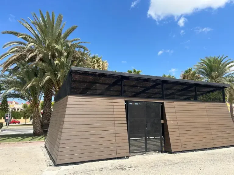 Panel liso sencillo de exteriro color IPE como revestimiento de instalación en zona de playa