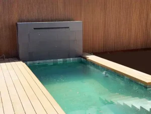 Panel composite 3D exterior IPE en pared piscina