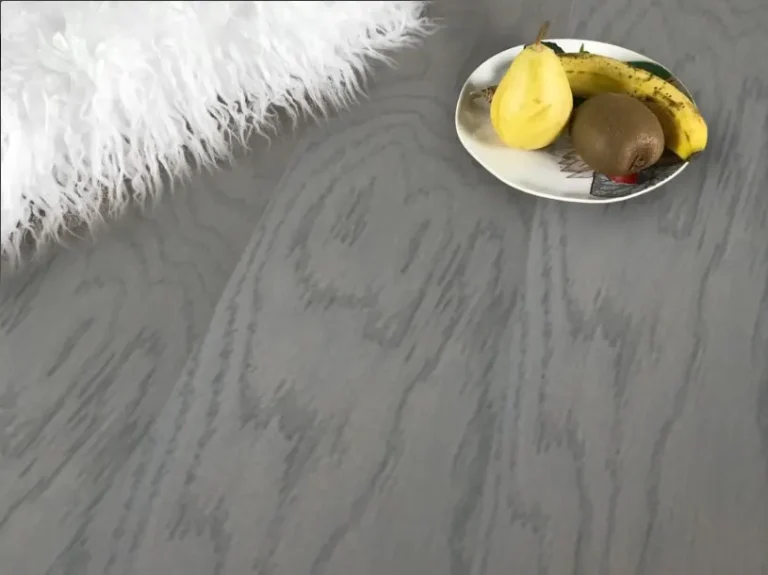 Tarima capa de madera noble modelo Antibes1200x155x10,7 mm en suelo con decoración