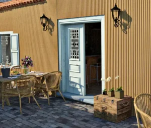 Panel alistonado ancho en pared de bar